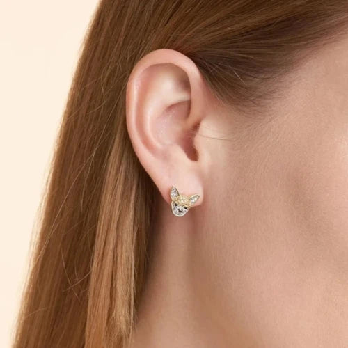 Bijoux Chihuahua : boucles d’oreilles dorée et diamant avec des motifs chihuahua en relief, parfait pour les amoureux des petits chiens - vue sur femme