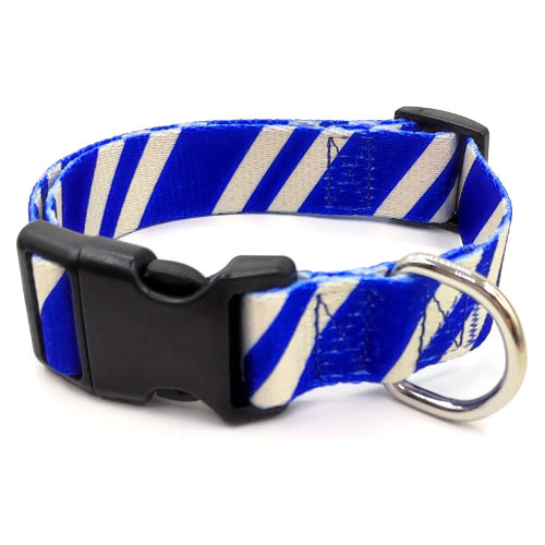 Collier pour chiens aux rayures bleues et blanches. Vendu avec sa Laisse assortie. Confortable, convient aux petits chiens, chihuahuas, ou aux chats. Vendu dans la boutique ยซย Mon Petit Chihuahuaย ยป