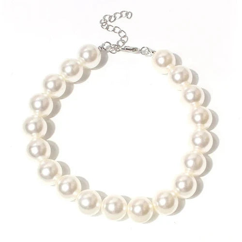 Collier pour Chihuahua en perles blanches. Tendance, pour offrir confort et sรฉcuritรฉ ร votre petit chien ou chat