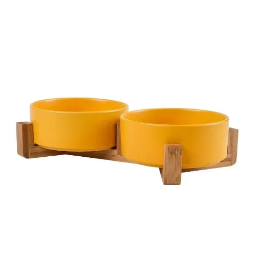 Gamelle en cΓ©ramique colorΓ©e avec support en bois. AdaptΓ©e pour les croquettes et l'eau. Convient Γ tous les petits chiens et les chats. Vendue sur la boutique Mon Petit Chihuahua. Couleur jaune