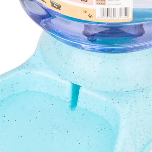 Gamelle distributeur automatique de grande capacité pour l’eau ou les croquettes. Adaptée à tous les petits chiens et les chats. Vendue sur la boutique Mon Petit Chihuahua. Vue zoomée sur le système d'écoulement de l'eau