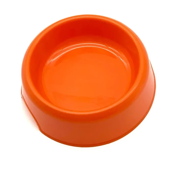 Gamelle simple en plastique résistant, couleur orange. Adaptée aux petits chiens et aux chats. Vendue sur la boutique Mon Petit Chihuahua.