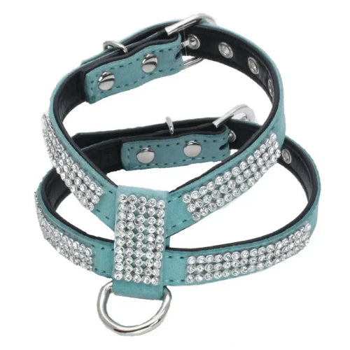 Harnais brillant bleu avec strass pour chiens. Confortable, convient aux petits chiens, chihuahuas, ou aux chats. Vendu dans la boutique « Mon Petit Chihuahua »