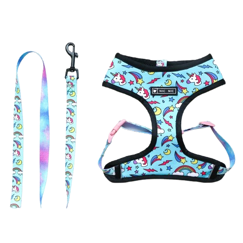 Harnais pour chiens bleu avec motifs licornes. Vendu avec sa Laisse assortie. Confortable, convient aux petits chiens, chihuahuas, ou aux chats. Vendu dans la boutique « Mon Petit Chihuahua »