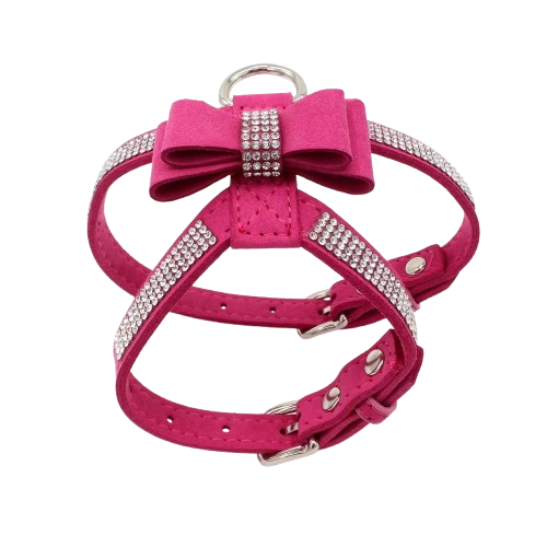 Harnais fuchsia avec noeud papillon et strass pour chiens. Confortable, convient aux petits chiens, chihuahuas, ou aux chats. Vendu dans la boutique « Mon Petit Chihuahua »