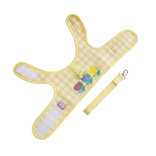 Harnais pour chiens jaune ร carreaux avec motifs fleurs. Vendu avec sa Laisse assortie. Confortable, convient aux petits chiens, chihuahuas, ou aux chats. Vendu dans la boutique ยซย Mon Petit Chihuahuaย ยป