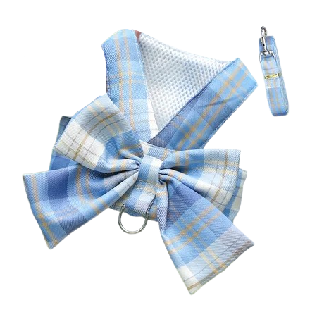 Harnais pour chiens en forme de Jupe bleue à carreaux. Vendu avec sa Laisse assortie. Confortabl, convient aux petits chiens, chihuahuas, ou aux chats. Vendu dans la boutique « Mon Petit Chihuahua »