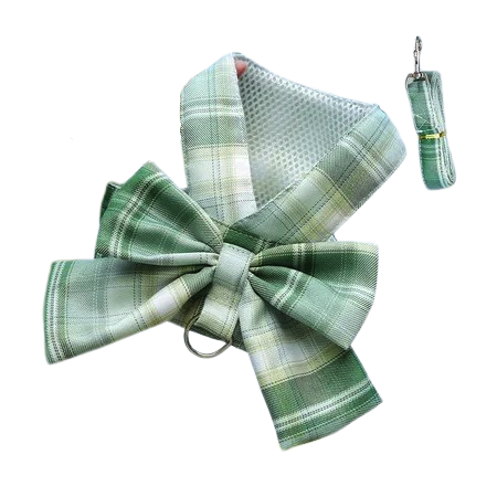 Harnais pour chiens en forme de Jupe verte à carreaux. Vendu avec sa Laisse assortie. Confortable, convient aux petits chiens, chihuahuas, ou aux chats. Vendu dans la boutique « Mon Petit Chihuahua »