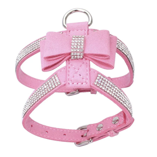 Harnais rose avec noeud papillon et strass pour chiens. Confortable, convient aux petits chiens, chihuahuas, ou aux chats. Vendu dans la boutique « Mon Petit Chihuahua »