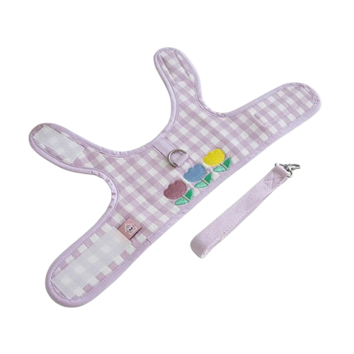 Harnais pour chiens violet à carreaux avec motifs fleurs. Vendu avec sa Laisse assortie. Confortable, convient aux petits chiens, chihuahuas, ou aux chats. Vendu dans la boutique « Mon Petit Chihuahua »