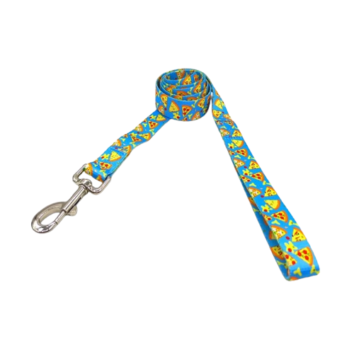 Laisse pour chiens bleue aux motifs « pizza . Vendu avec son Collier assorti. Confortable, convient aux petits chiens, chihuahuas, ou aux chats. Vendu dans la boutique « Mon Petit Chihuahua »