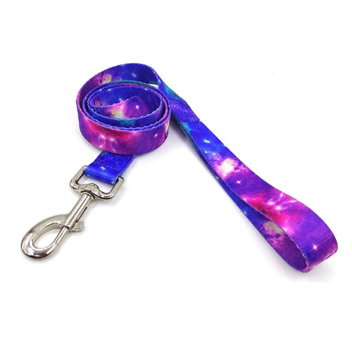 Laisse pour chiens aux motifs « ciel étoilé ». Vendu avec son Collier assorti. Confortable, convient aux petits chiens, chihuahuas, ou aux chats. Vendu dans la boutique « Mon Petit Chihuahua »