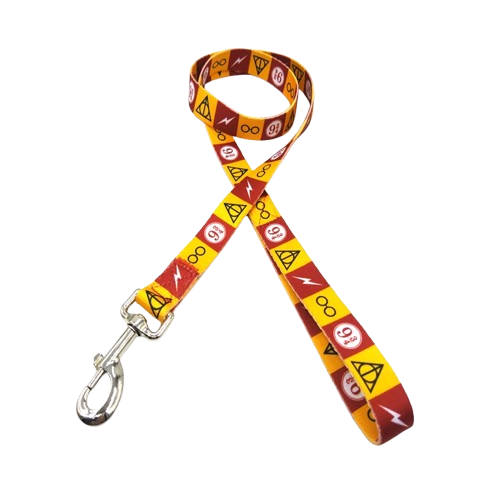 Laisse pour chiens aux motifs « Harry Potter ». Vendu avec son Collier assorti. Confortable, convient aux petits chiens, chihuahuas, ou aux chats. Vendu dans la boutique « Mon Petit Chihuahua »