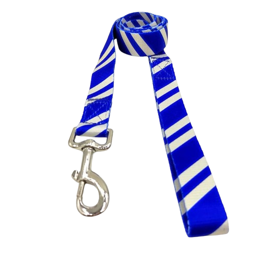 Laisse pour chiens aux rayures bleues et blanches. Vendu avec son Collier assorti. Confortable, convient aux petits chiens, chihuahuas, ou aux chats. Vendu dans la boutique « Mon Petit Chihuahua »