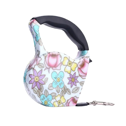 Laisse rétractable blanche avec motifs fleurs pour chiens. Pratique, convient aux petits chiens, chihuahuas, ou aux chats. Vendu dans la boutique « Mon Petit Chihuahua »