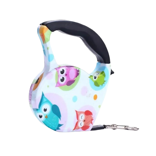 Laisse rétractable blanche avec motifs hiboux pour chiens. Pratique, convient aux petits chiens, chihuahuas, ou aux chats. Vendu dans la boutique « Mon Petit Chihuahua »