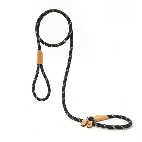 Laisse tressรฉe noire et blanche pour chiens. A utiliser avec un collier. Pratique, convient aux petits chiens, chihuahuas, ou aux chats. Vendu dans la boutique ยซย Mon Petit Chihuahuaย ยป