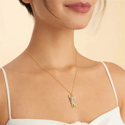 Bijoux Chihuahua : chaine et pendentif dorés et diamant avec des motifs chihuahua en relief, parfait pour les amoureux des petits chiens