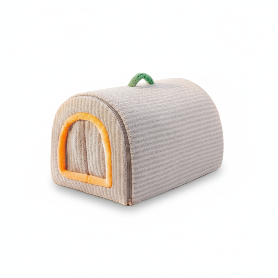 Niche pour petits chiens. En velours gris avec porte. Vendue sur la boutique Mon Petit Chihuahua. Convient aussi aux Chats.