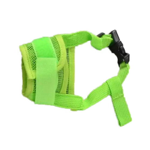 Muselière de Protection en tissu vert. Parfait pour éduquer votre petit chien. Ajustable et anti aboiements. Convient aux chihuahuas, ou aux chats. Vendu dans la boutique « Mon Petit Chihuahua »