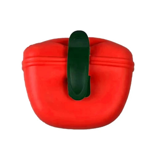 Boite rouge pour transporter les croquettes de votre Chihuahua. Pratique lors des promenades pour donner à manger à votre petit chien ou chat