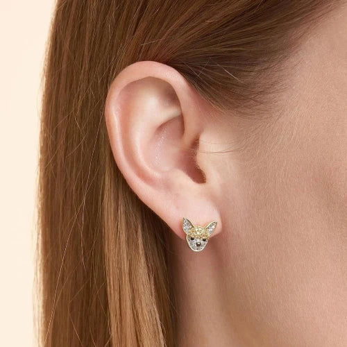 Bijoux Chihuahua : boucles d’oreilles dorée et diamant avec des motifs chihuahua en relief, parfait pour les amoureux des petits chiens - vue sur modèle feminin