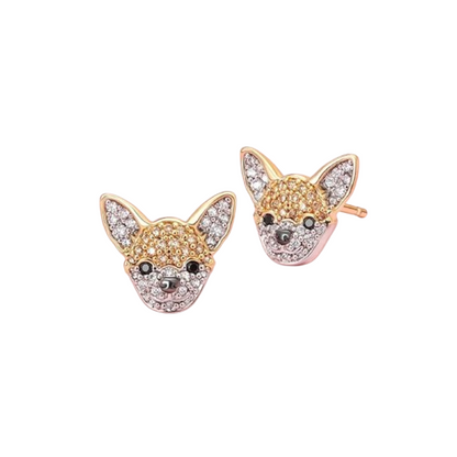 Bijoux Chihuahua : boucles d’oreilles dorée et diamant avec des motifs chihuahua en relief, parfait pour les amoureux des petits chiens - vue de face