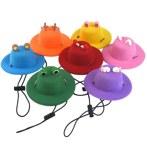 Chapeau coloré pour petit chien, avec motifs sur le dessus. Accessoire élégant et amusant vendu sur la boutique Mon Petit Chihuahua. Convient aussi aux chats.
