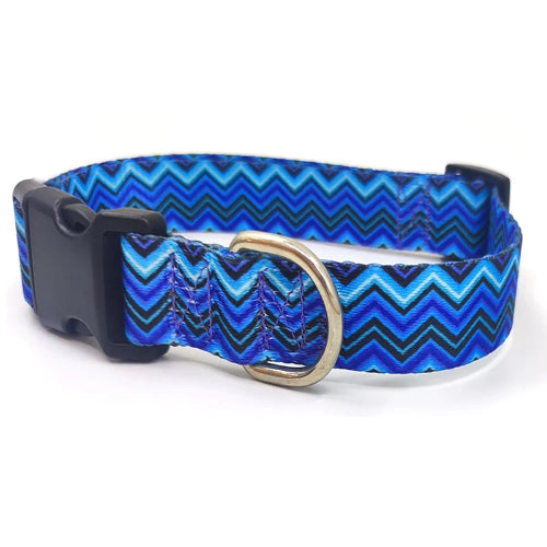 Collier pour chiens aux motifs bleus. Vendu avec sa Laisse assortie. Confortable, convient aux petits chiens, chihuahuas, ou aux chats. Vendu dans la boutique « Mon Petit Chihuahua »
