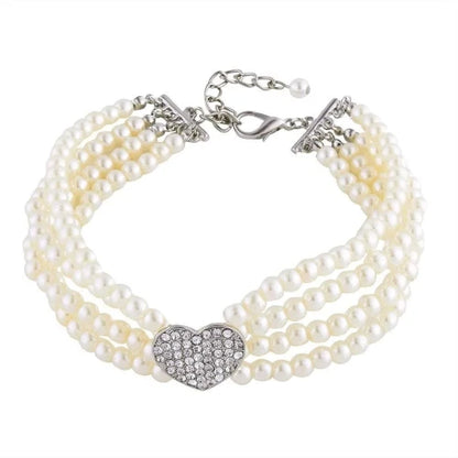 Collier pour Chihuahua en perles blanc avec pendentif coeur. Tendance, pour offrir confort et sécurité à votre petit chien ou chat