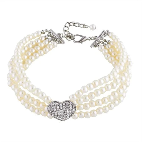 Collier pour Chihuahua en perles blanc avec pendentif coeur. Tendance, pour offrir confort et sécurité à votre petit chien ou chat