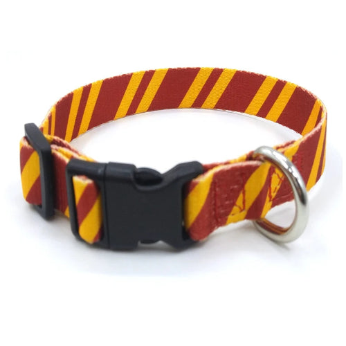 Collier pour chiens aux rayures rouges et jaunes. Vendu avec sa Laisse assortie. Confortable, convient aux petits chiens, chihuahuas, ou aux chats. Vendu dans la boutique « Mon Petit Chihuahua »
