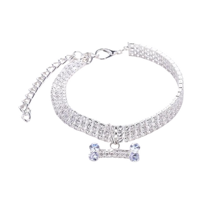 Collier pour chiens avec strass argenté et pendentif OS. Confortable, convient aux petits chiens, chihuahuas, ou aux chats. Vendu dans la boutique « Mon Petit Chihuahua »
