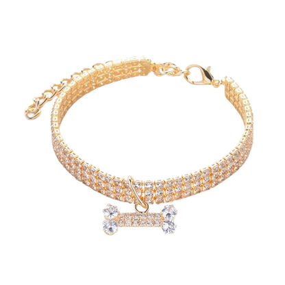 Collier pour chiens avec strass doré et pendentif OS. Confortable, convient aux petits chiens, chihuahuas, ou aux chats. Vendu dans la boutique « Mon Petit Chihuahua »
