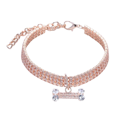 Collier pour chiens avec strass rose doré et pendentif OS. Confortable, convient aux petits chiens, chihuahuas, ou aux chats. Vendu dans la boutique « Mon Petit Chihuahua »
