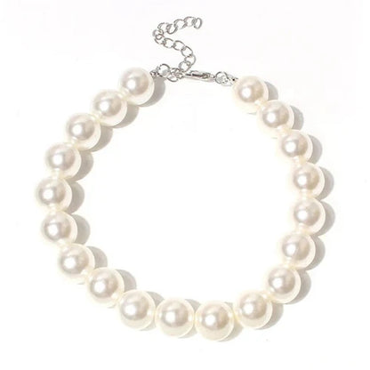 Collier pour Chihuahua en perles blanches. Tendance, pour offrir confort et sécurité à votre petit chien ou chat