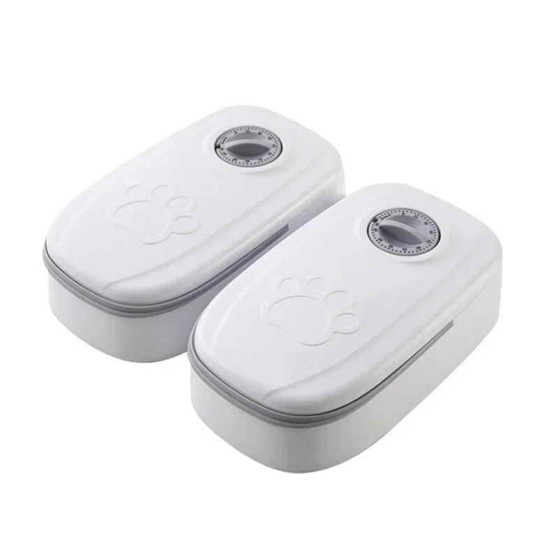 Gamelle double compartiment. Avec un timer pour ouverture automatique. Adaptée à tous les petits chiens et les chats. Vendue sur la boutique Mon Petit Chihuahua. 