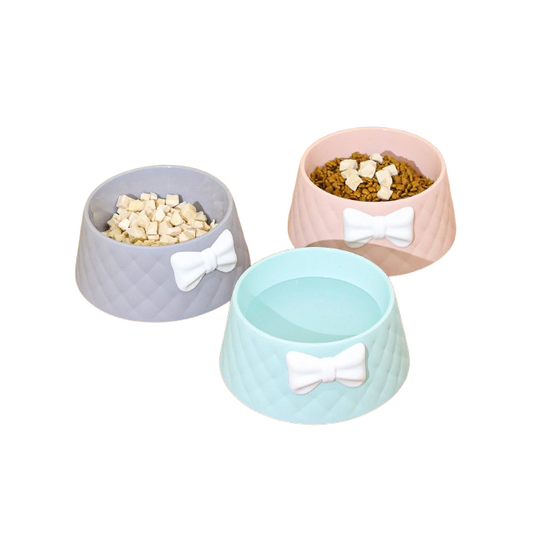 Gamelle pour Chien en plastique avec noeud papillon en relief. Gamelle adaptée aux petits chiens et aux chats. Vendue sur la boutique Mon Petit Chihuahua. Vue des 3 couleurs 