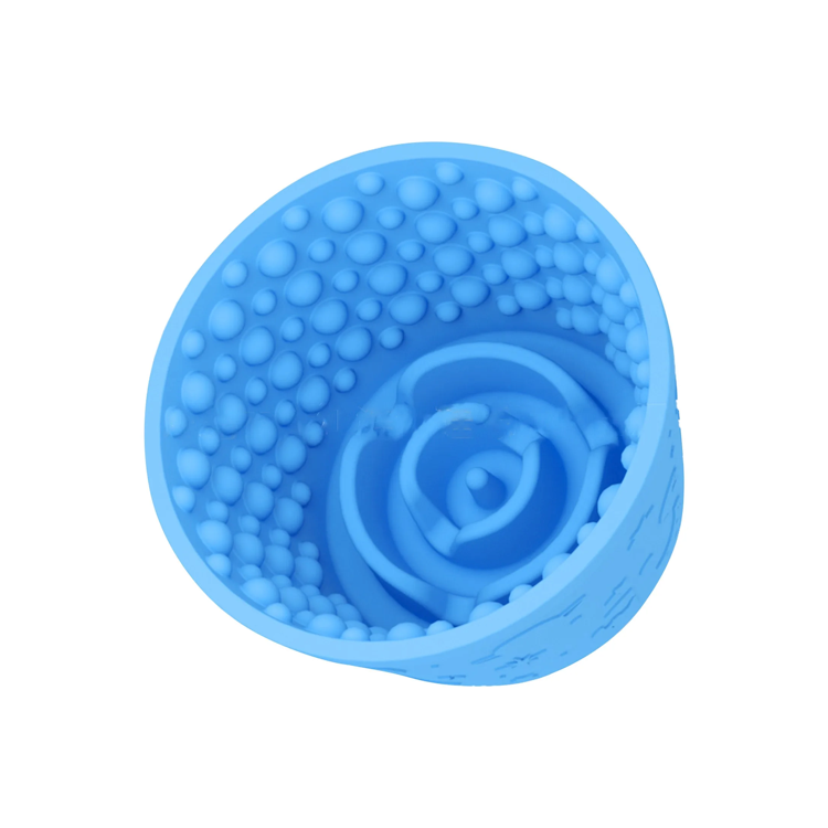 Bol à lécher en silicone, couleur bleu clair. Adaptée à tous les petits chiens et les chats. Alternative à une gamelle. Vendue sur la boutique Mon Petit Chihuahua.