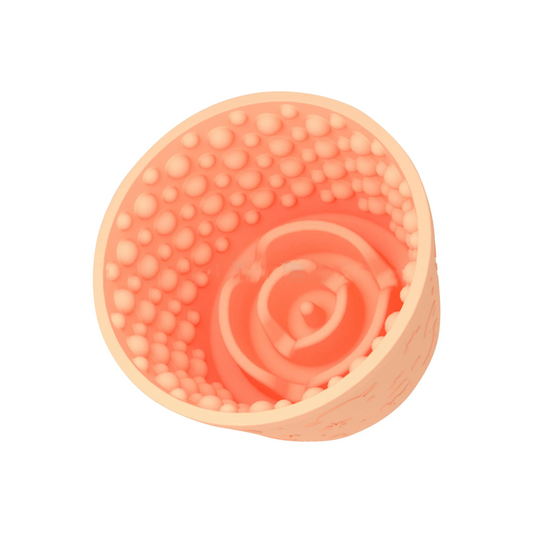 Bol à lécher en silicone, couleur orange. Adaptée à tous les petits chiens et les chats. Alternative à une gamelle. Vendue sur la boutique Mon Petit Chihuahua.