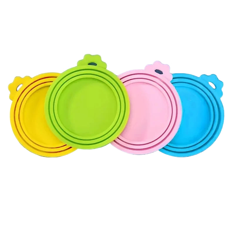 Couvercles en silicone colorés pour mettre sur des boites de conserve ouvertes. Adaptée à tous les petits chiens et les chats. Vendue sur la boutique Mon Petit Chihuahua. Vue des 4 couleurs disponibles.