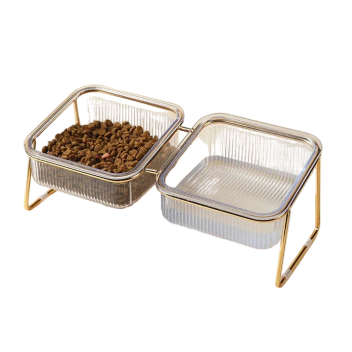 Gamelle double compartiment, en verre avec support doré. Pour les croquettes et l'eau de votre petit chien ou chat. Vendue sur la boutique Mon Petit Chihuahua. 
