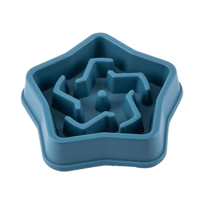 Gamelle anti gloutons en forme d’étoile. En plastique résistant de couleur bleu. Adaptée pour les croquettes et l’eau. Convient à tous les petits chiens et les chats. Vendue sur la boutique Mon Petit Chihuahua.
