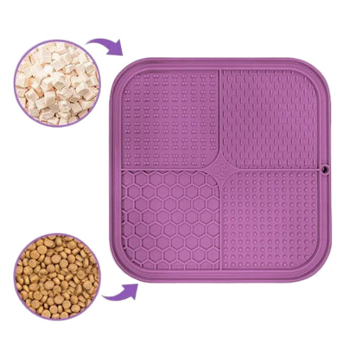 Tapis anti gloutons carré coloré. Adaptée à tous les petits chiens et les chats. Vendue sur la boutique Mon Petit Chihuahua. Vue avec des croquettes dessus.