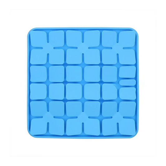 Tapis anti glouton en silicone bleu, pour faire manger lentement les petits chiens et les chats. Vendu sur la boutique « Mon Petit Chihuahua » 
