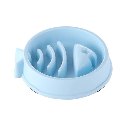 Gamelle anti gloutons avec un poisson en relief en décoration. En plastique résistant de couleur bleu. Adaptée pour les croquettes et l’eau. Convient à tous les petits chiens et les chats. Vendue sur la boutique Mon Petit Chihuahua.