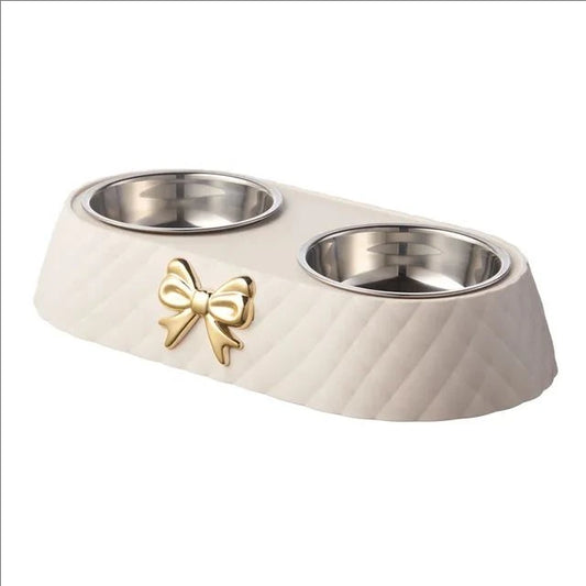 Gamelle pour Chien en plastique double avec noeud papillon en relief doré. Gamelle adaptée aux petits chiens et aux chats. Vendue sur la boutique Mon Petit Chihuahua. Couleur blanc