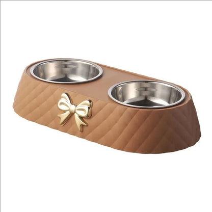 Gamelle pour Chien en plastique double avec noeud papillon en relief doré. Gamelle adaptée aux petits chiens et aux chats. Vendue sur la boutique Mon Petit Chihuahua. Couleur marron