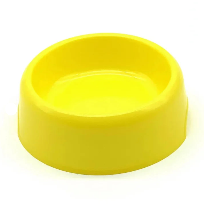 Gamelle simple en plastique résistant, couleur jaune. Adaptée aux petits chiens et aux chats. Vendue sur la boutique Mon Petit Chihuahua. 