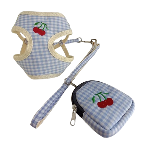 Harnais bleu à carreaux avec motif cerises. Vendu avec un petit sac et sa laisse assortie pour petit chien. Convient aux petits chiens, chihuahuas, ou aux chats.